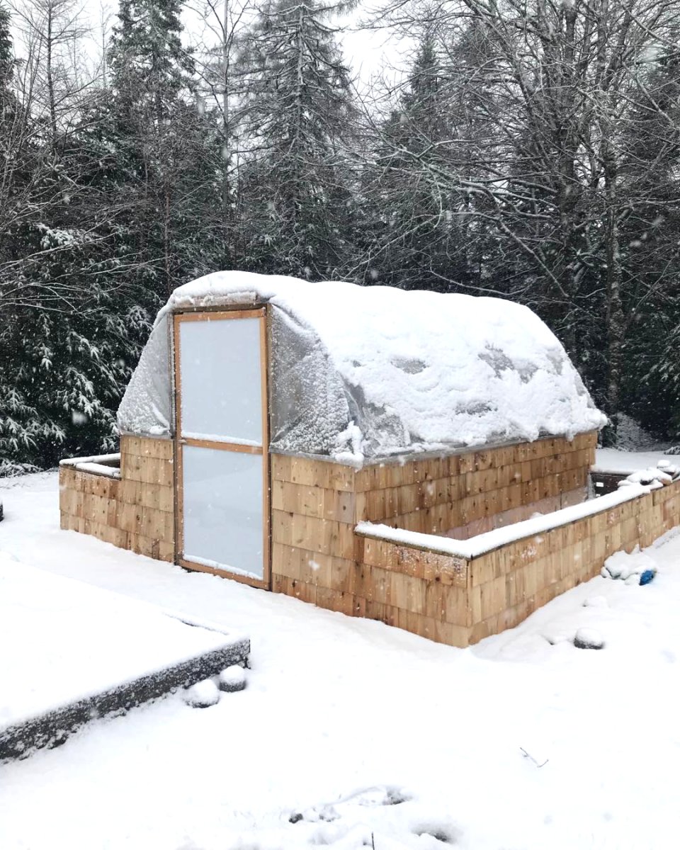 Необычная теплица с парниками из поддонов - фото 14