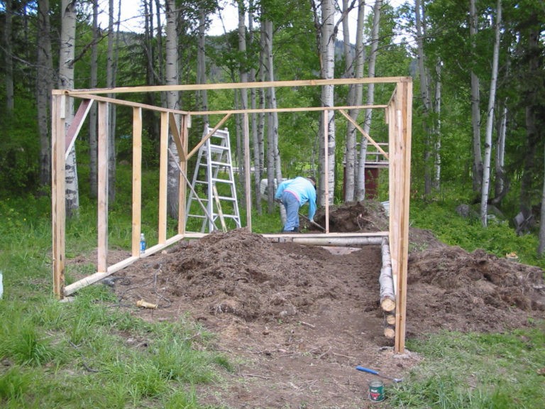 Простая теплица из дерева и полиэтилена  - фото 5