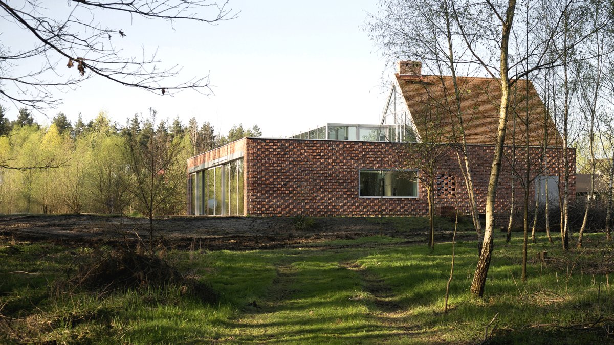 Интересный кирпичный дом - фото 14