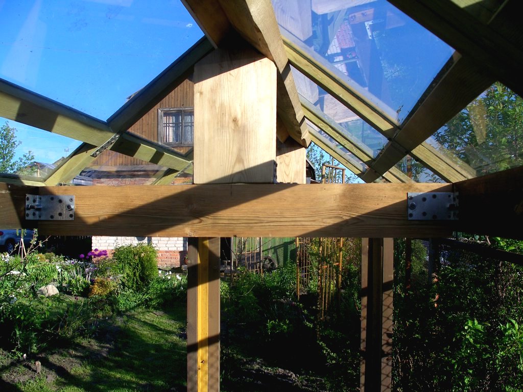 Мини теплица из старых оконных рам - фото 3