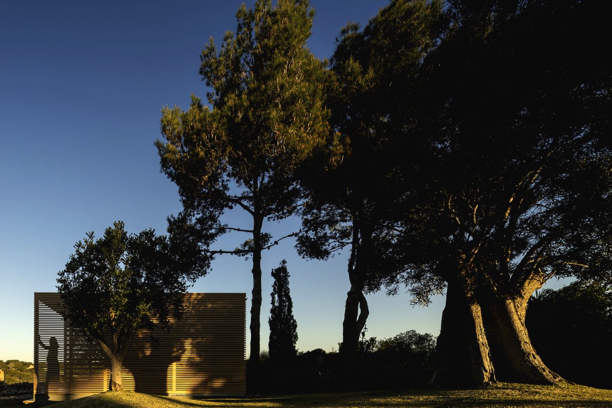 Необычная закрытая беседка с террасой из дерева - фото 7