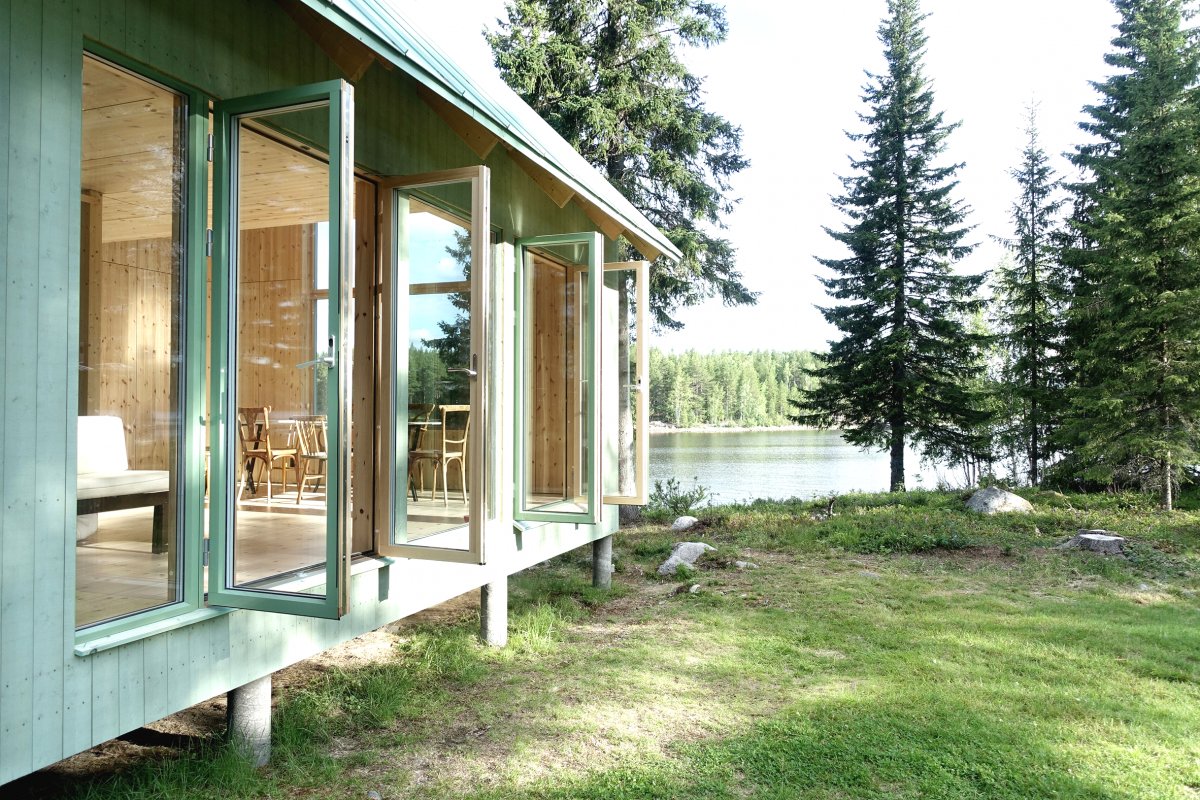 Деревянный дом у озера - фото 4