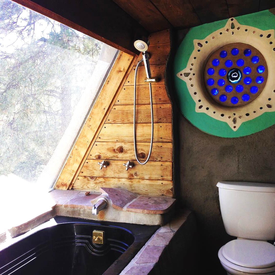 Дом из автопокрышек и стеклянных бутылок - фото 19