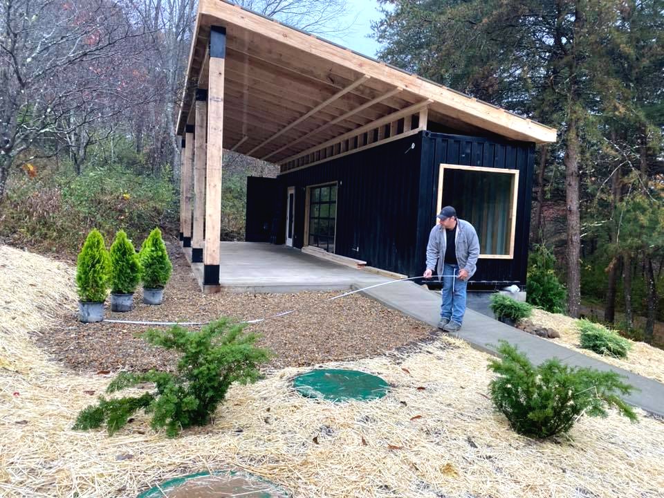 Интересный дом из морского контейнера - фото 15