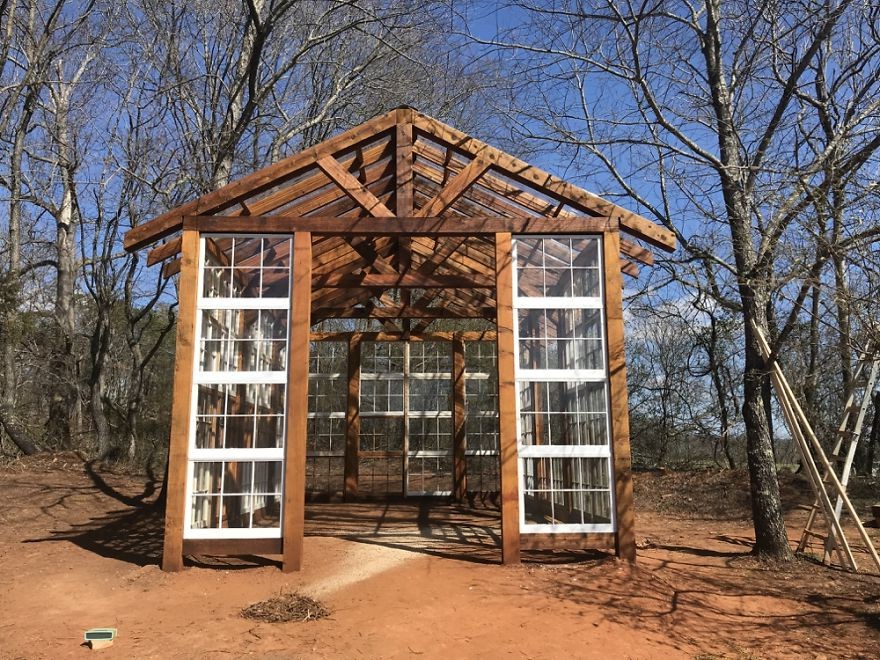 Удивительная оранжерея из старых окон - фото 19