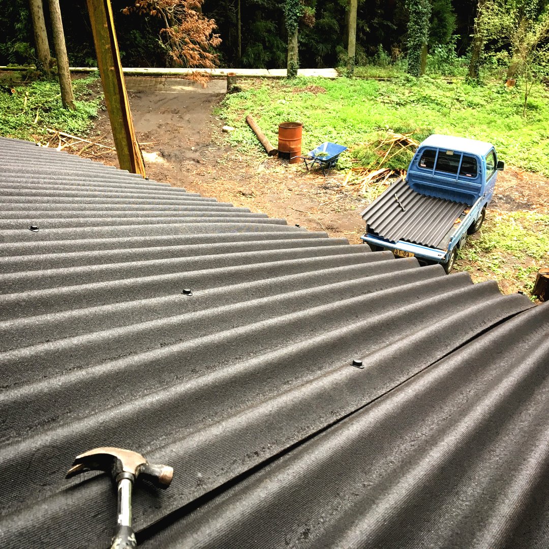 Хижина в лесу на деревянных столбах - фото 18