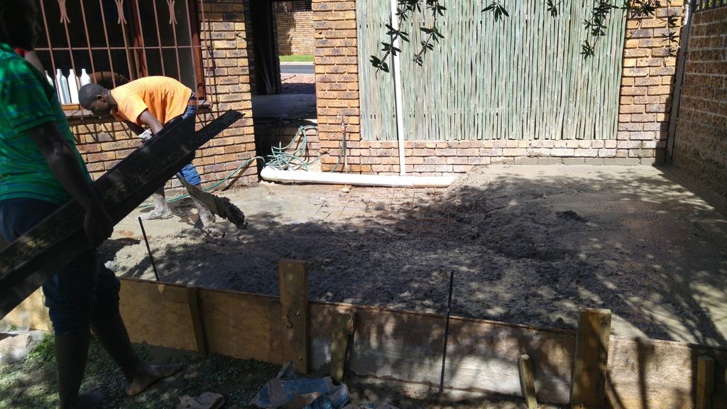 Интересная  летняя кухня под беседкой из перголы - фото 11