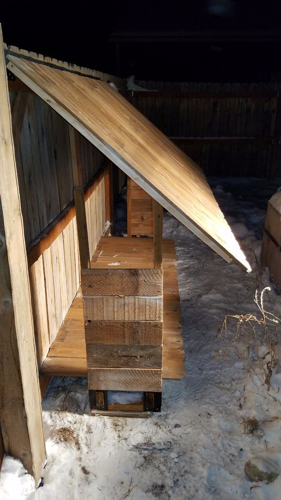 Интересный дровенник вдоль забора - фото 14