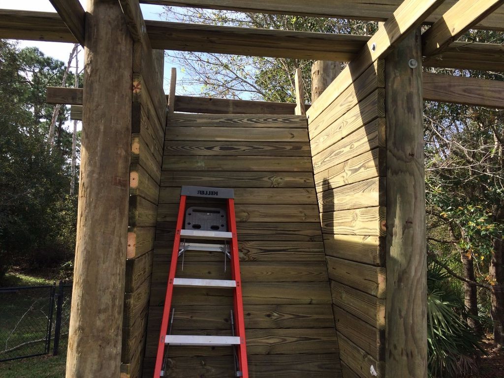 Детский дом на столбах со стеной для скалолазания - фото 10