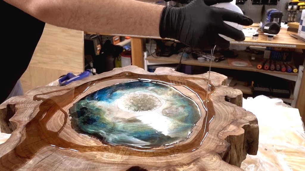 Стол из эпоксидной смолы и дерева своими руками - фото 17