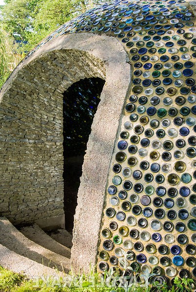 Сад в котором иглу из пустых бутылок вина - фото 5