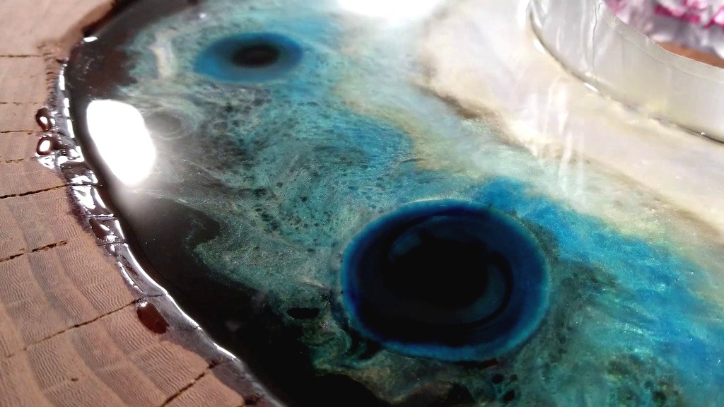 Стол из эпоксидной смолы и дерева своими руками - фото 10