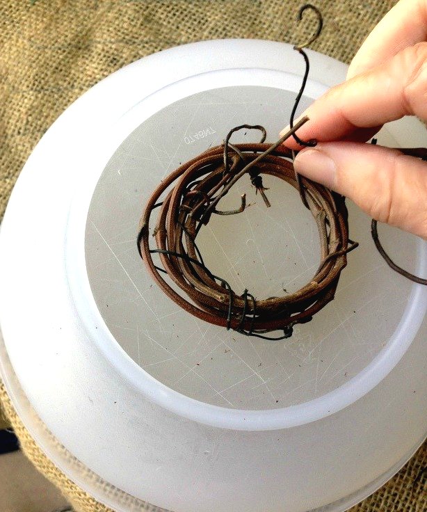 Оригинальная клумба из лозы - фото 3