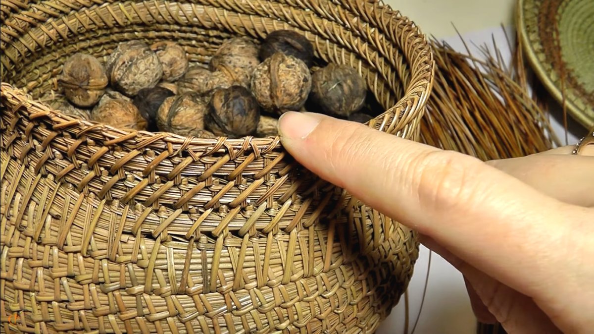 Плетеные корзины из хвойных иголок - фото 2