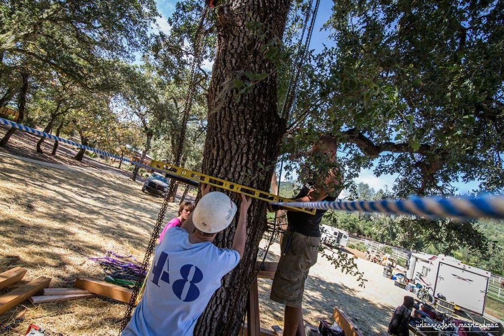 Крепление болтов к дереву для домика на нем - фото 4