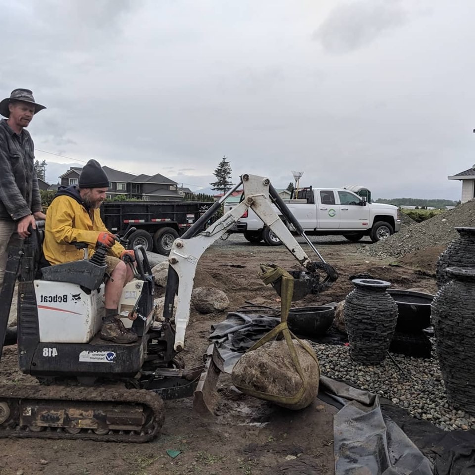 Оригинальный фонтан из каменных ваз - фото 2