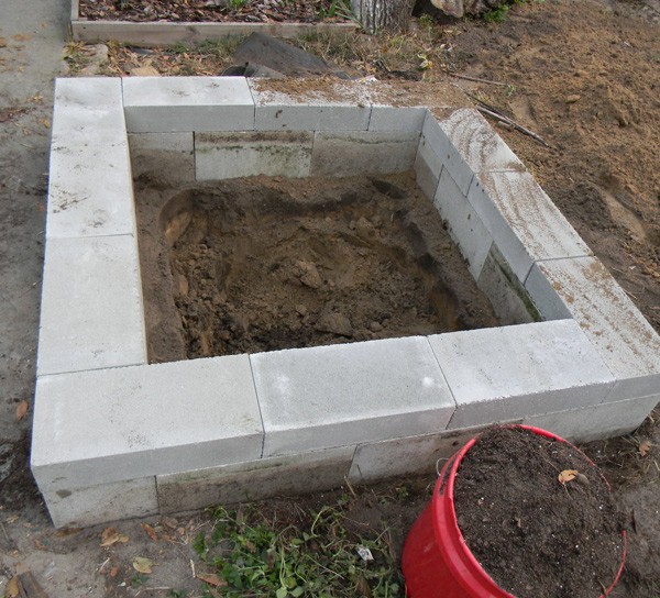 Интересная грядка из шлакоблока и мозаичной плитки - фото 3