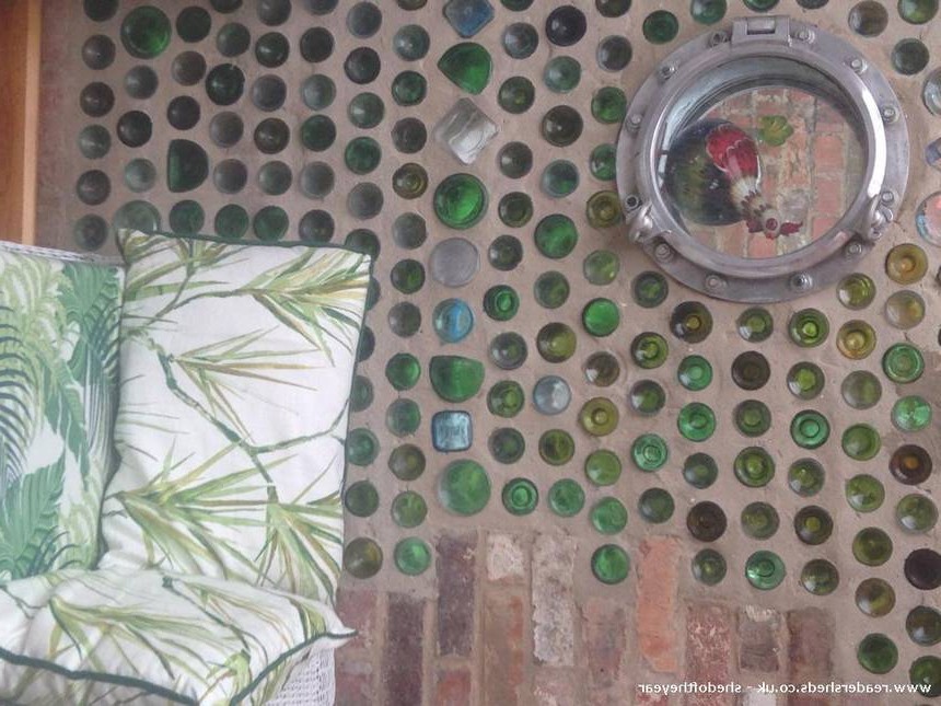 Дом из стеклянных бутылок - фото 2