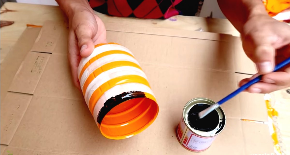 Необычный цветочный горшок из пластиковой бутылки - фото 11