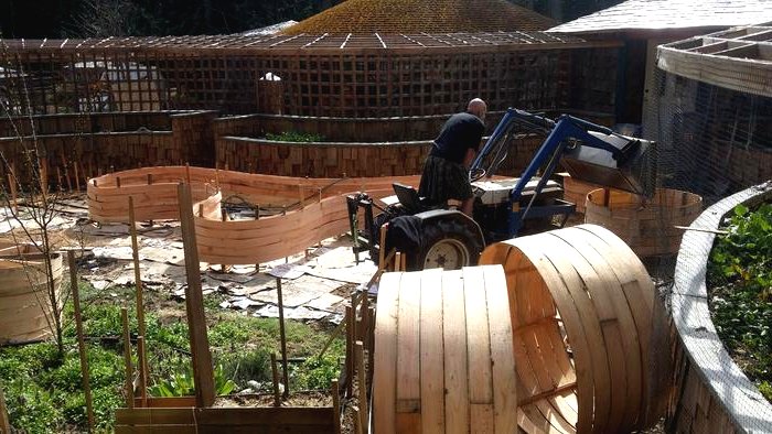 Необычные грядки из дерева - фото 2