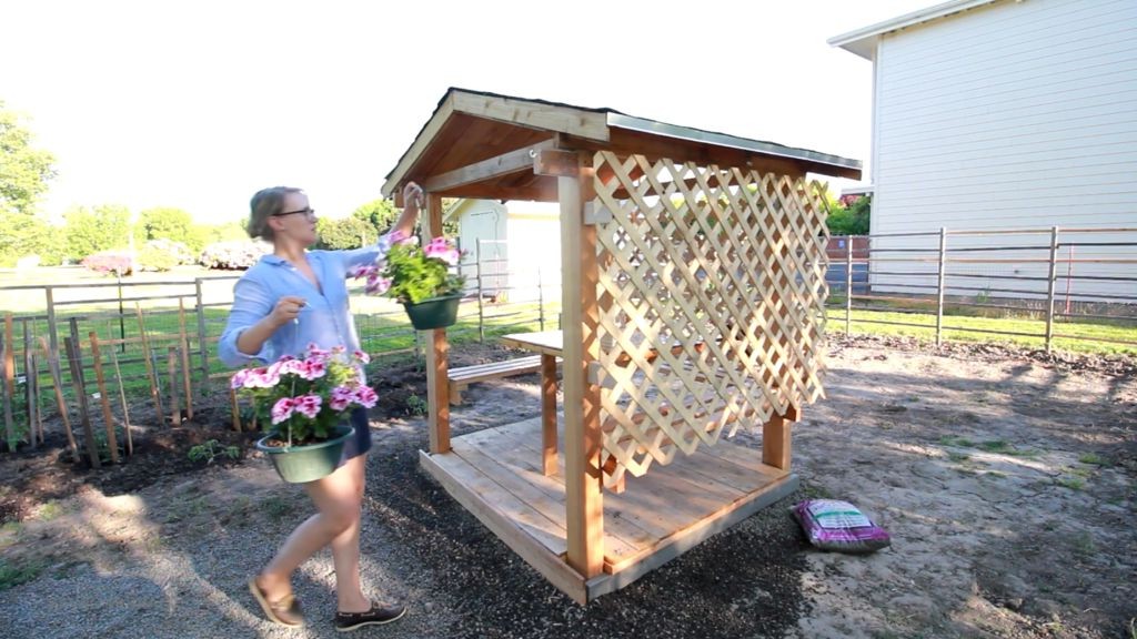 Уютная беседка с декоративной решеткой - фото 25