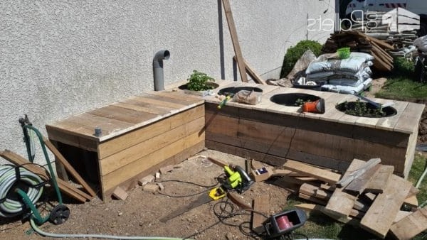 Грядка из поддонов и пластиковых горшков - фото 4