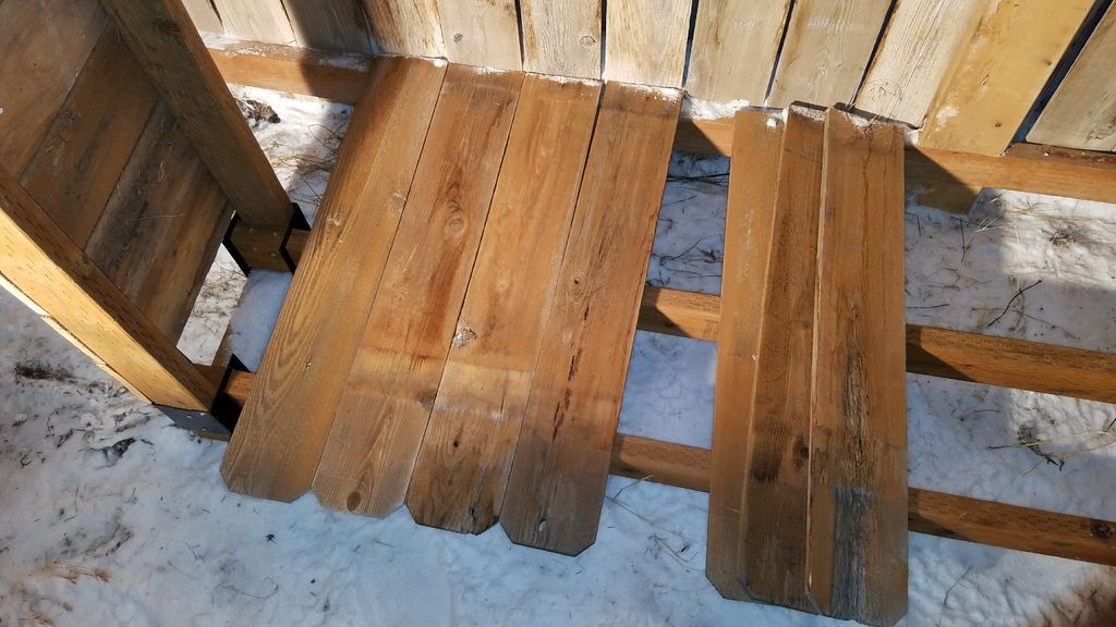 Интересный дровенник вдоль забора - фото 11