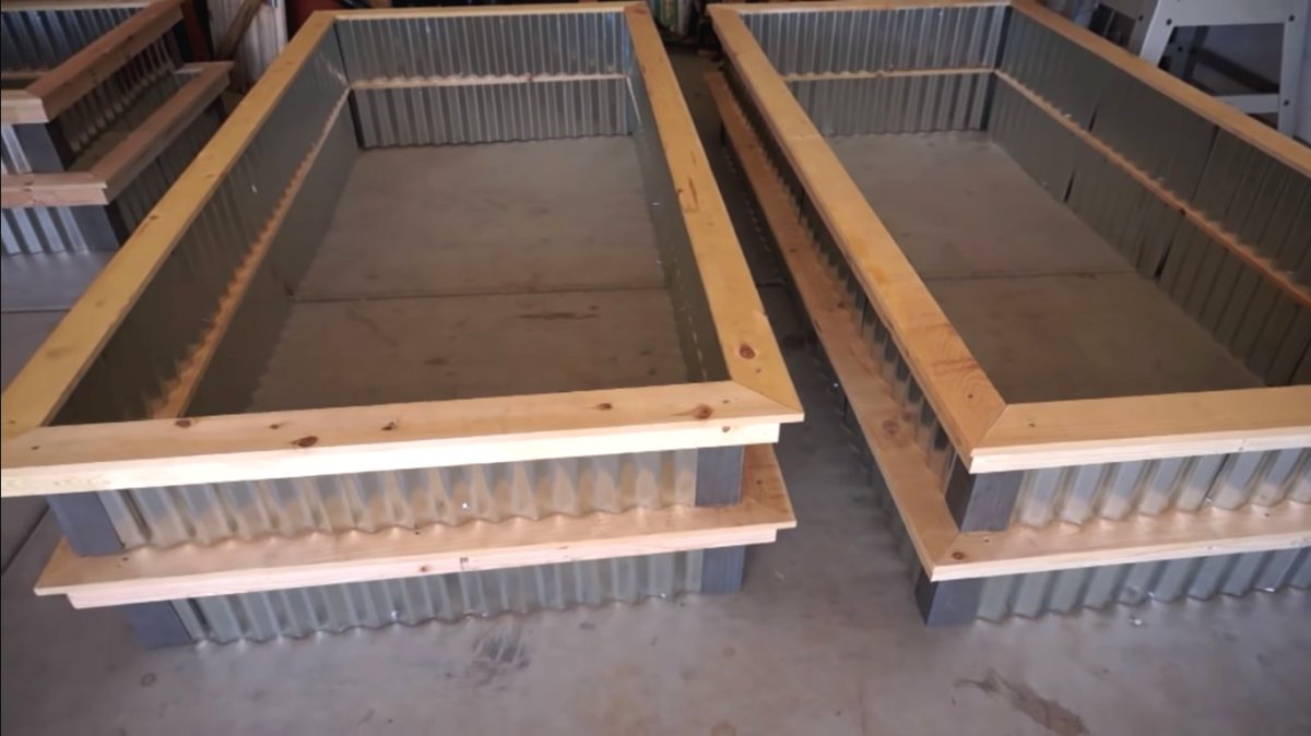 Оцинкованные грядки с металлическими дугами в качестве шпалеры - фото 9