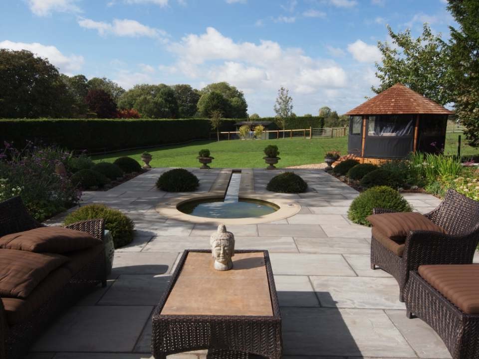 Терраса из камня с прудом - фото 4