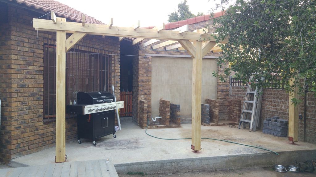 Интересная  летняя кухня под беседкой из перголы - фото 25