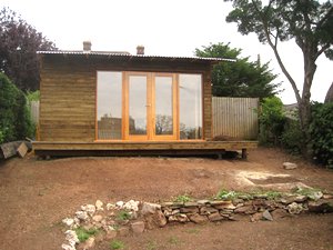 Необычный дом с изогнутой крышей - фото 10