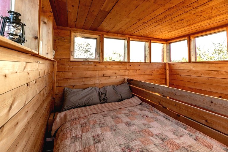 Крошечный дом ярко-красного цвета 3х3 метра - фото 6