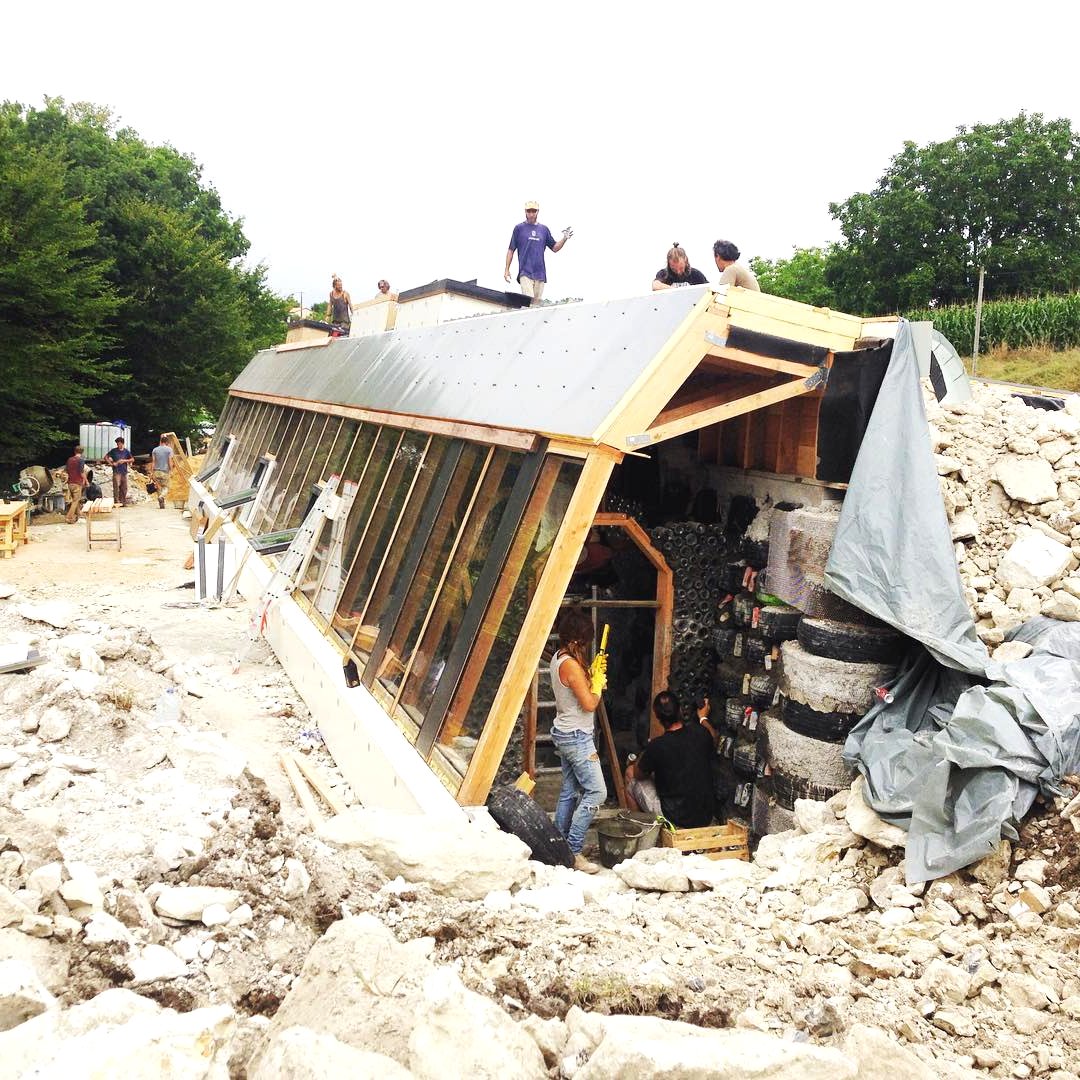 Дом из автопокрышек и стеклянных бутылок - фото 9