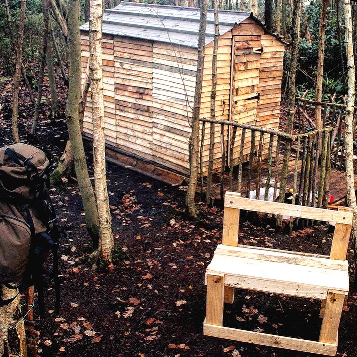 Маленький деревянный домик из поддонов - фото 2