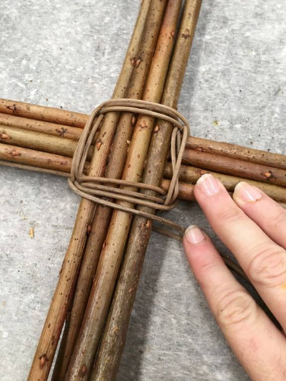 Плетеная корзина из веток - фото 5