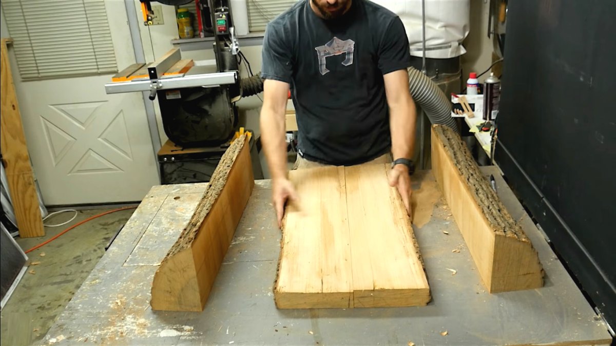 Как сделать скамью из бревна с местом для хранения - фото 5