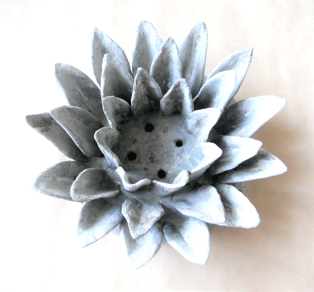 Клумба из цемента в форме лилии - фото 12