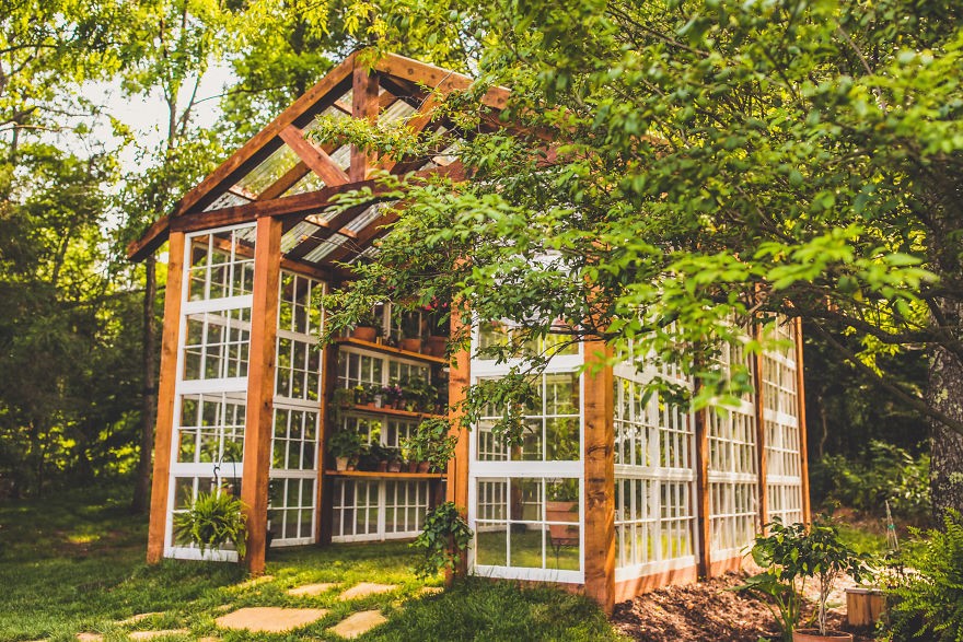 Удивительная оранжерея из старых окон - фото 24