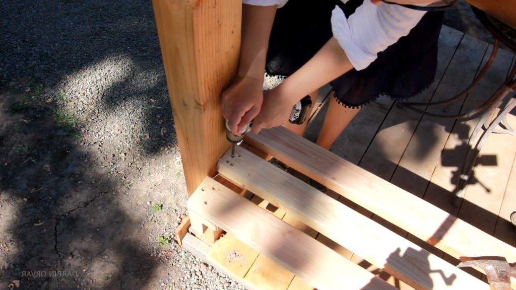 Уютная беседка с декоративной решеткой - фото 20