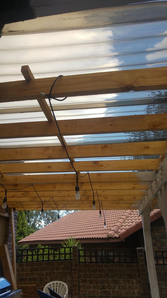 Интересная  летняя кухня под беседкой из перголы - фото 31