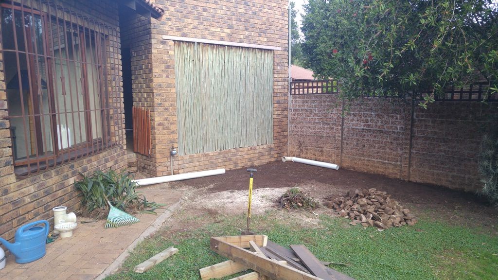 Интересная  летняя кухня под беседкой из перголы - фото 5