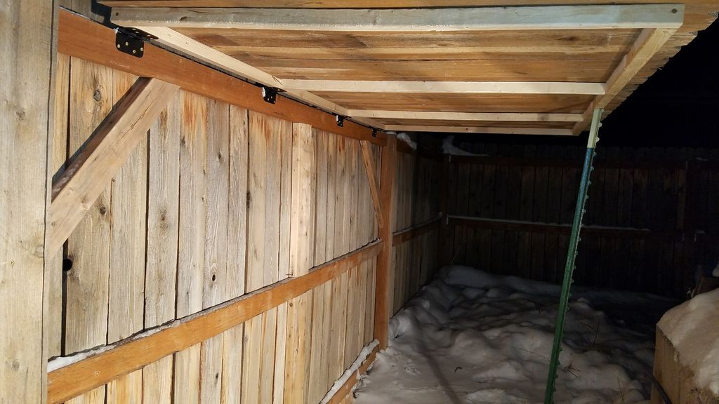 Интересный дровенник вдоль забора - фото 4