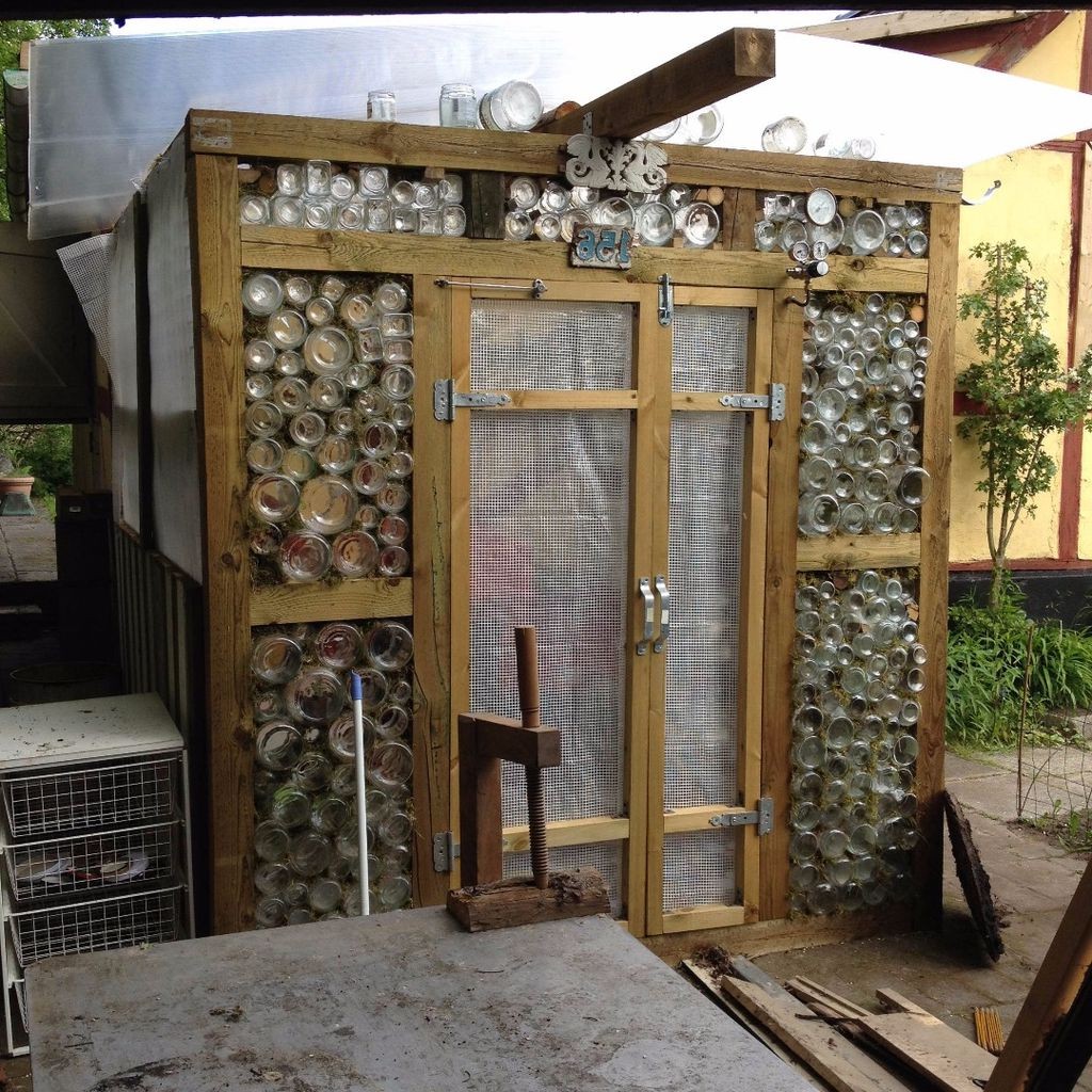 Теплица из стеклянных бутылок - фото 12