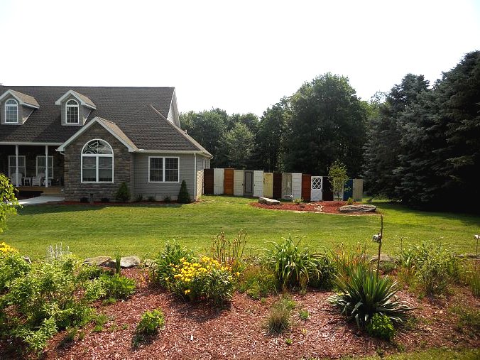 Забор из старых дверей - фото 4