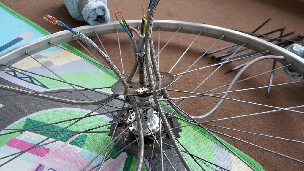 Люстра из велосипедного колеса и бутылок - фото 13