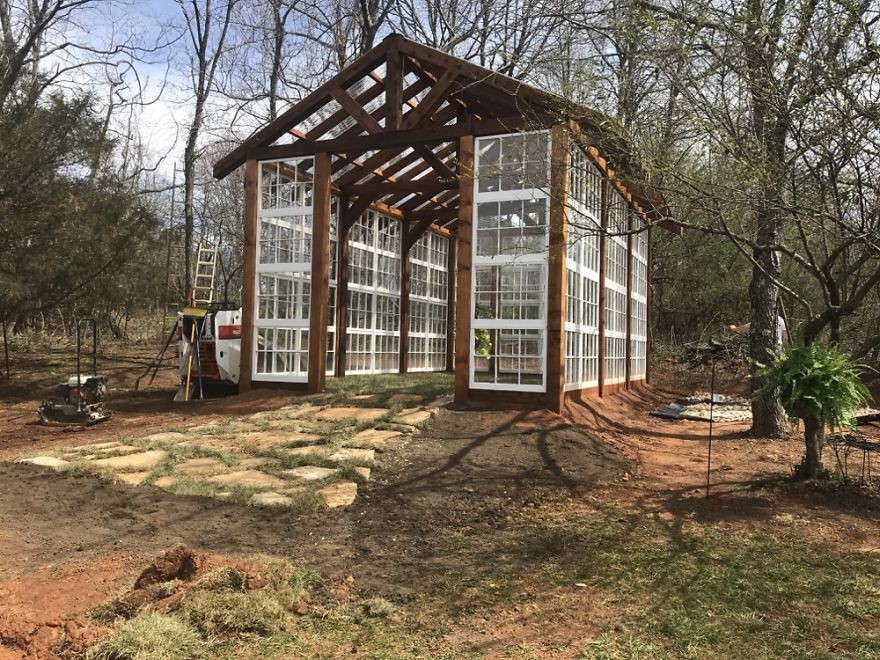 Удивительная оранжерея из старых окон - фото 21