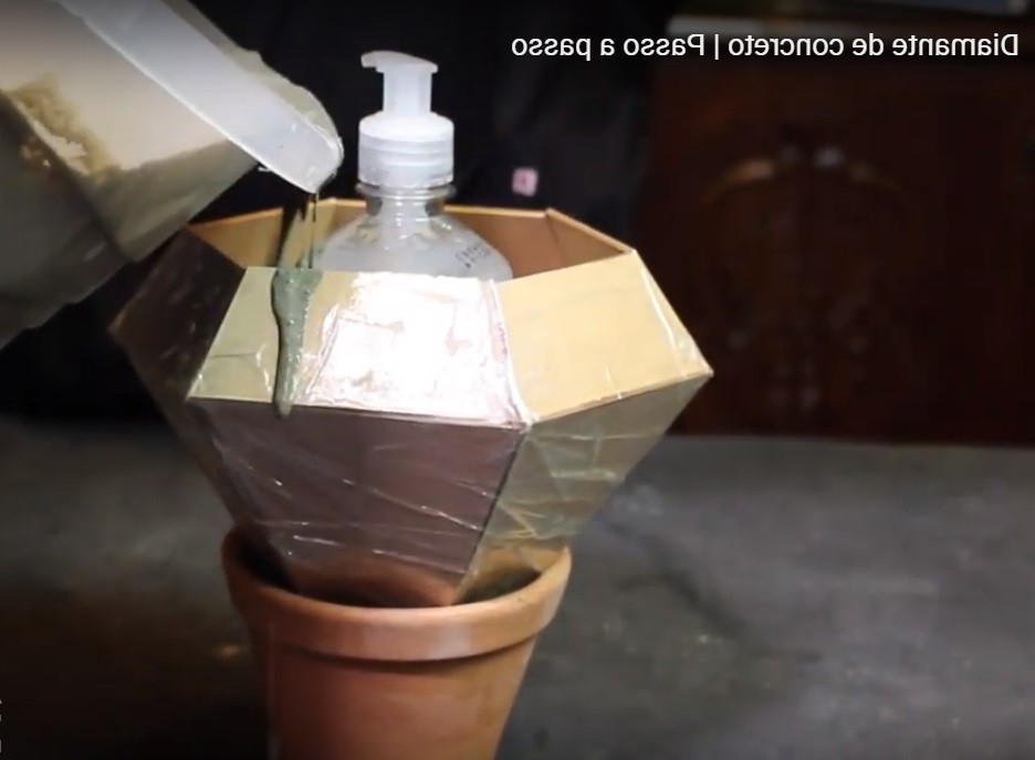 Горшок из цемента в форме алмаза - фото 5