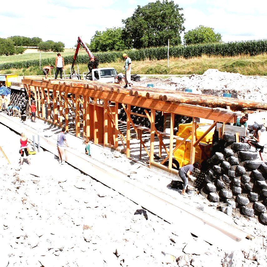 Дом из автопокрышек и стеклянных бутылок - фото 7