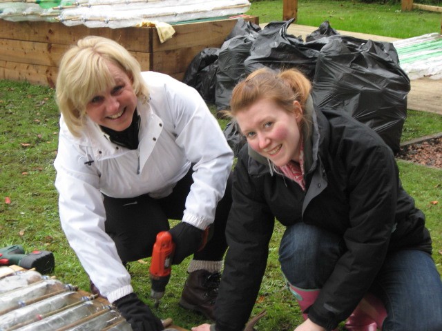 Необычная беседка из пластиковых бутылок - фото 13