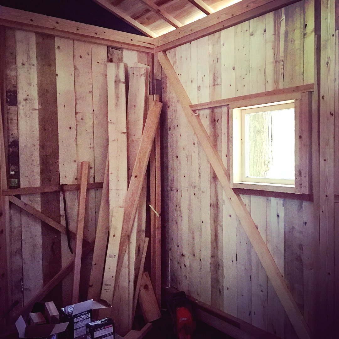 Хижина в лесу на деревянных столбах - фото 16